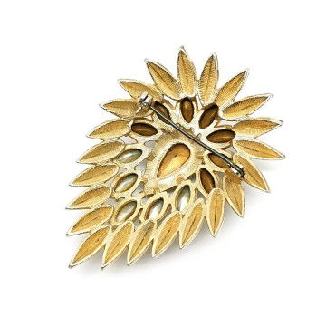 Sphinx druppelvormige, goudkleurige broche met bruine strass en zalmroze aurora borealis achter