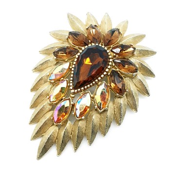 Sphinx druppelvormige, goudkleurige broche met bruine strass en zalmroze aurora borealis