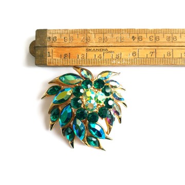 Sphinx - emerald green and aurora borealis rhinestone brooch - Bliinkt