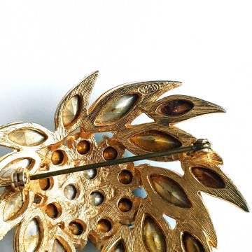 Sphinx - emerald green and aurora borealis rhinestone brooch - Bliinkt