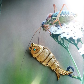 Sphinx - flexible fish brooch with turquoise eye - Bliinkt