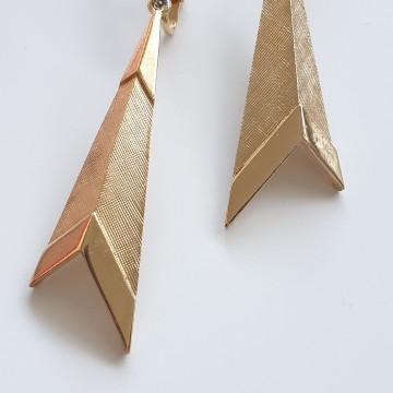 Sphinx goldtone asymetric dangle earrings - Bliinkt