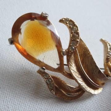 Sphinx goldtone brooch with large faceted glass stone and clear rhinestones - Bliinkt