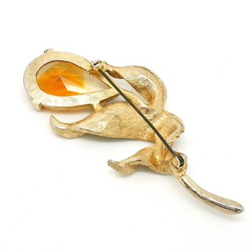 Sphinx goldtone brooch with large faceted glass stone and clear rhinestones - Bliinkt