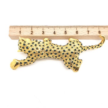 Sphinx - goldtone cheetah brooch with black dots - Bliinkt