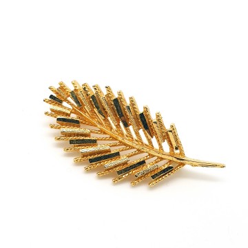 Sphinx - goldtone leaf brooch - Bliinkt