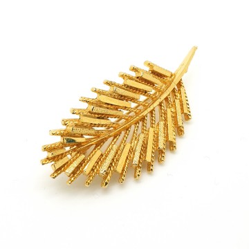 Sphinx - goldtone leaf brooch - Bliinkt