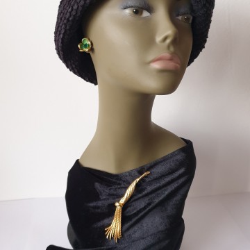 Sphinx goldtone tassel brooch