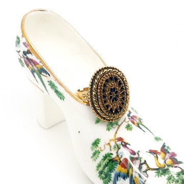 Sphinx - goldtone with black adjustable ring - Bliinkt