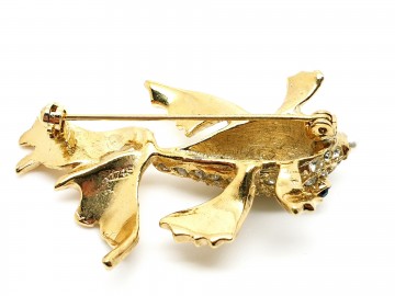 Sphinx broche Goudkleurige vis heldere strasssteentjes, zwarte oogjes en pareltje in zn snuitjeachterkant