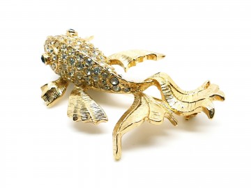 Sphinx broche Goudkleurige vis heldere strasssteentjes, zwarte oogjes en pareltje in zn snuitje la