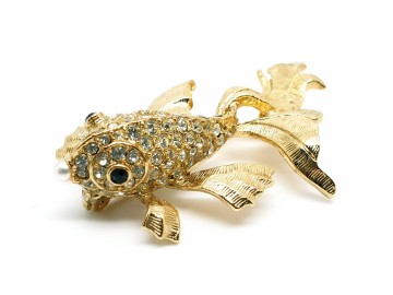 Sphinx broche Goudkleurige vis heldere strasssteentjes, zwarte oogjes en pareltje in zn snuitje lv