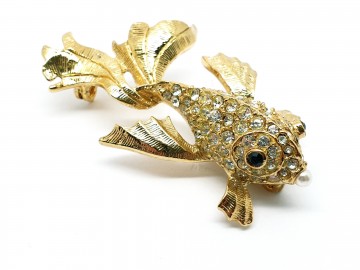 Sphinx broche Goudkleurige vis heldere strasssteentjes, zwarte oogjes en pareltje in zn snuitje rv