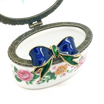 Sphinx - little goldtone blue and green enamelled bow brooch - Bliinkt