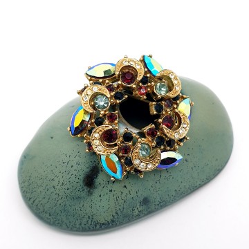 Sphinx small round rhinestone brooch - Bliinkt