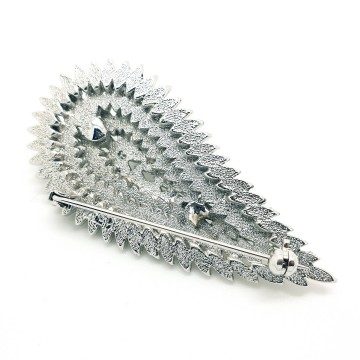 Sphinx silvertone teardrop shaped brooch - Bliinkt