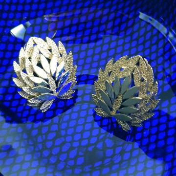 Sphinx - silvertone leaf earrings - Bliinkt