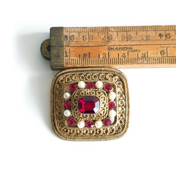 Square goldtone brooch with faux pearls and red rhinestones - Bliinkt