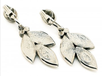 St Labre oorbellen zilverkleurige hangers met ovalen turquoise stenen gezwarte binnenrand achterkant