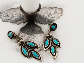 St Labre oorbellen zilverkleurige hangers met ovalen turquoise stenen gezwarte binnenrand in sneeuw