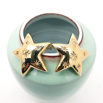Star shaped goldtone earrings with clear rhinestones - Bliinkt