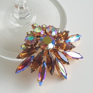 Fan shaped brooch with aurora borealis and brown rhinestones - Bliinkt