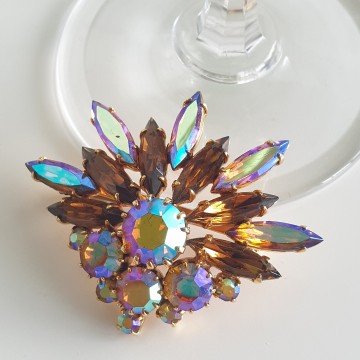 Fan shaped brooch with aurora borealis and brown rhinestones - Bliinkt