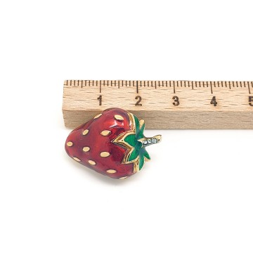 Strawberry pin with rhinestones - Bliinkt