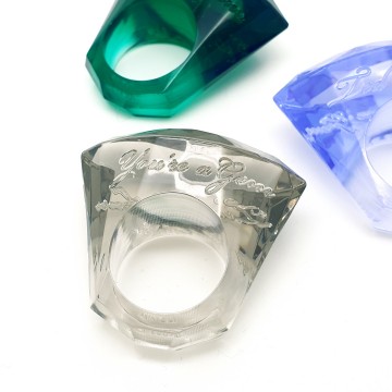 Ted Baker gefacetteerde kunststof ring 'You're a gem'