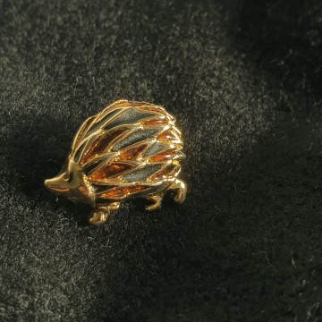 Tiny cabouchon goldtone enamelled hedgehog pin - Bliinkt