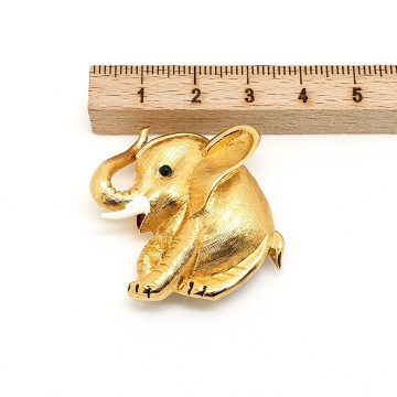 Small goldtone elephant brooch with enamelled tusk, tongue and toes - Bliinkt