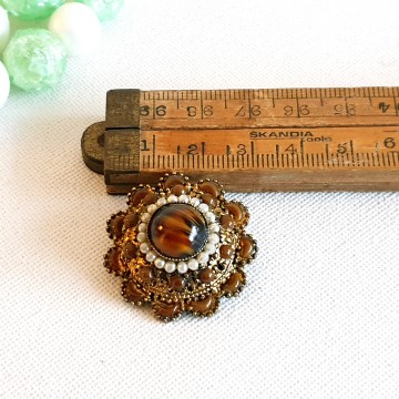 Tiny round brooch with tiger cabochon brown beads, faux seed pearls and beads - Bliinkt