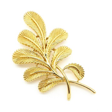 Trifari goudkleurige bladvormige broche