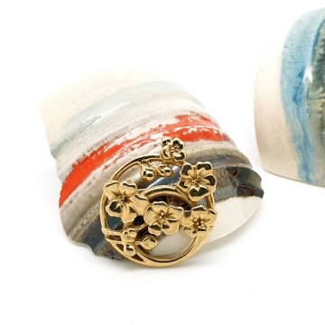 Trifari - tiny goldtone round flower brooch - Bliinkt