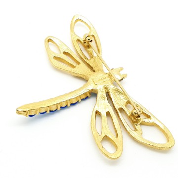 Trifari TM libelle-dragonfly broche met helderblauwe cabochons