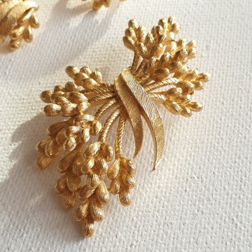 Trifari goldtone wheatsheaf brooch and earring set