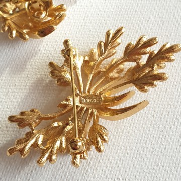 Trifari goldtone wheatsheaf brooch and earring set
