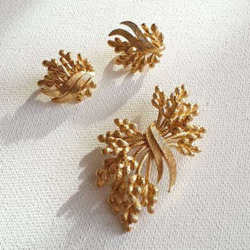 Trifari goldtone wheatsheaf brooch and earring set