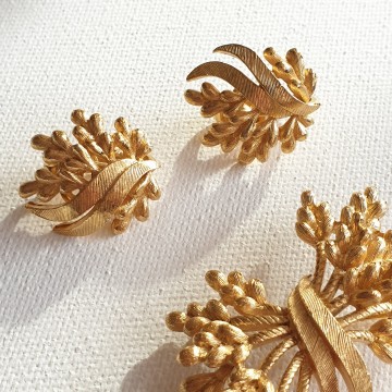 Trifari goldtone wheatsheaf brooch and earring set