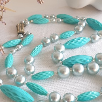 Two row necklace with barrel shaped facetted turquoise beads and fake pearls - Bliinkt