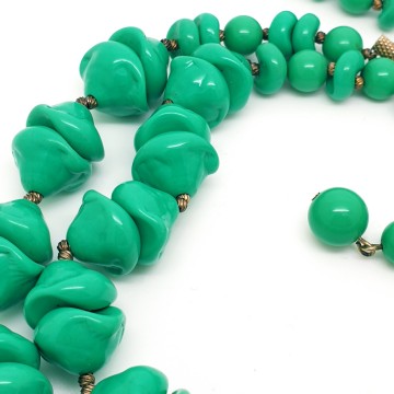 Vintage two row necklace with green irregular shaped sets of beads - Bliinkt