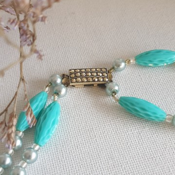 Two row necklace with barrel shaped facetted turquoise beads and fake pearls - Bliinkt