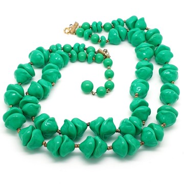 Vintage two row necklace with green irregular shaped sets of beads - Bliinkt