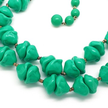 Vintage two row necklace with green irregular shaped sets of beads - Bliinkt