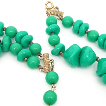 Vintage two row necklace with green irregular shaped sets of beads - Bliinkt
