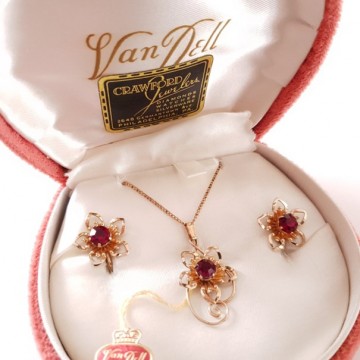 Van Dell - goldplated flower shaped necklace and earring set with garnet like stone in box - Bliinkt