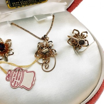 Van Dell - goldplated flower shaped necklace and earring set with garnet like stone in box - Bliinkt