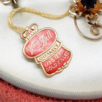 Van Dell - goldplated flower shaped necklace and earring set with garnet like stone in box - Bliinkt