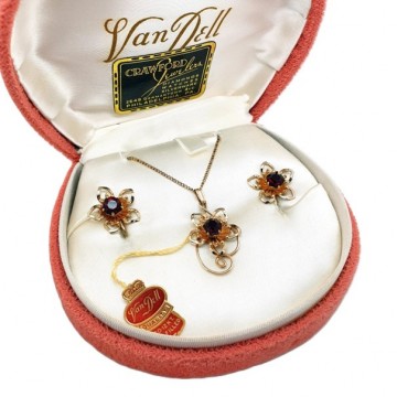 Van Dell - goldplated flower shaped necklace and earring set with garnet like stone in box - Bliinkt
