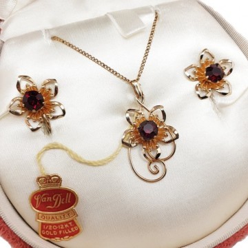 Van Dell - goldplated flower shaped necklace and earring set with garnet like stone in box - Bliinkt